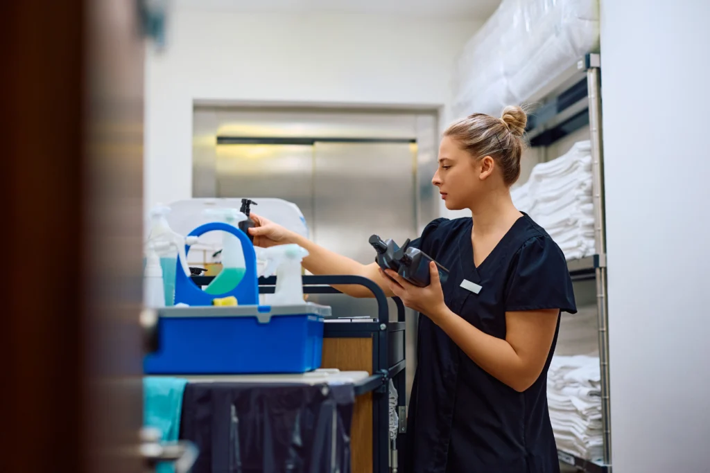 Mujer seleccionando productos de limpieza para hospitales ideales para procesos estrictos de higiene, seguridad y esterilización institucional.