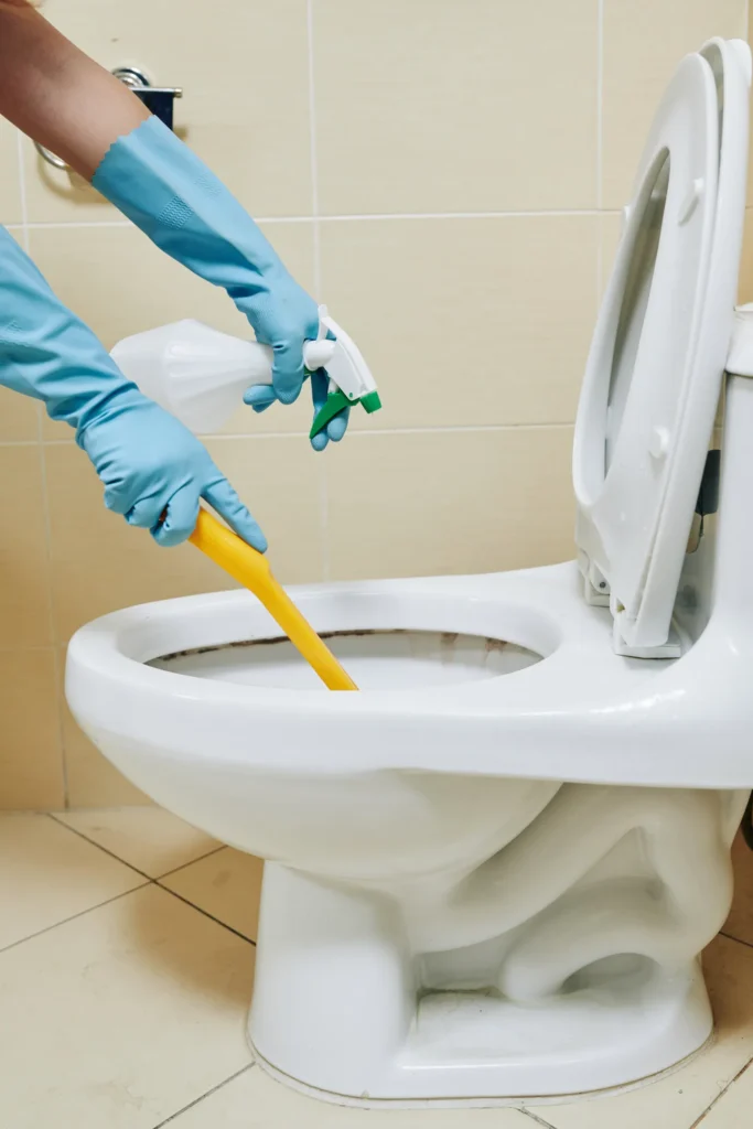 ¿Cómo lavar un baño correctamente? | Guía completa para empresas