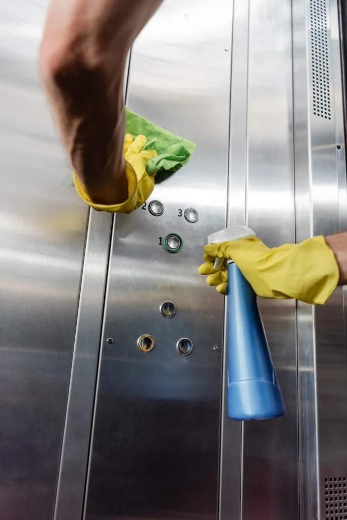 Proceso de limpieza profesional utilizando los 10 mejores limpiadores ecológicos para mantener la higiene constante en diferentes tipos de superficies.