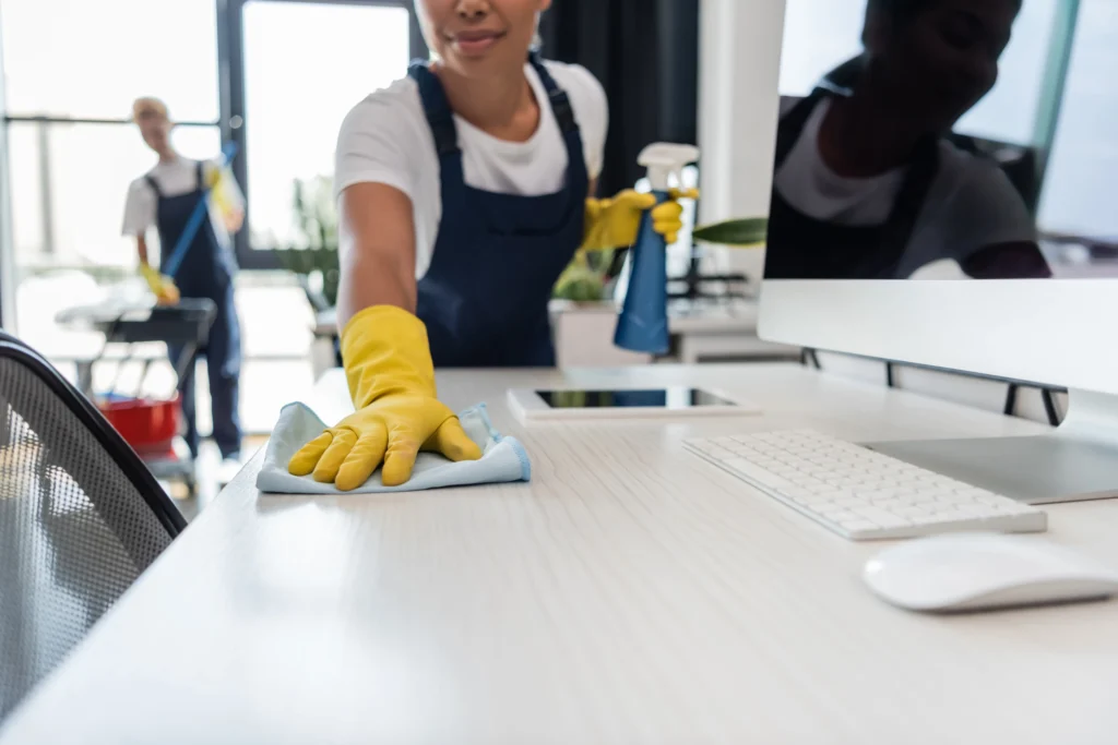 Área de trabajo con superficies brillantes gracias a los 10 mejores limpiadores ecológicos que permiten limpieza eficiente sin residuos dañinos.